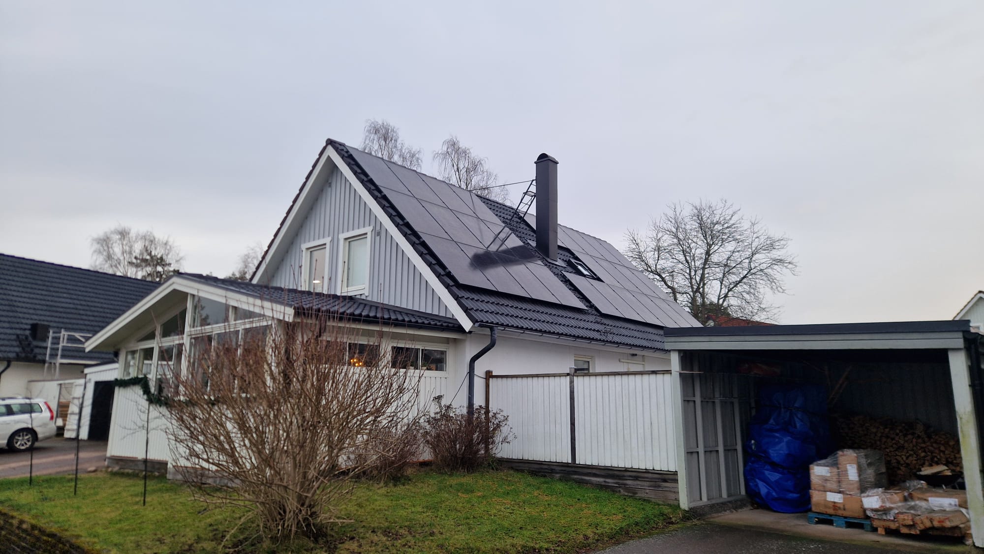 Villa på Hammarö med solceller på plåttak