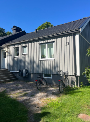 Grå villa nr 13 på Hammarö före solcellsinstallation