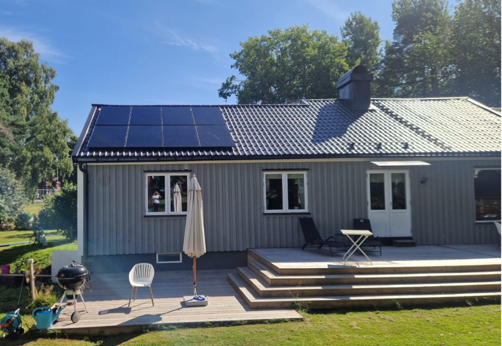 Altansidan på samma hus på Hammarö med solceller på taket