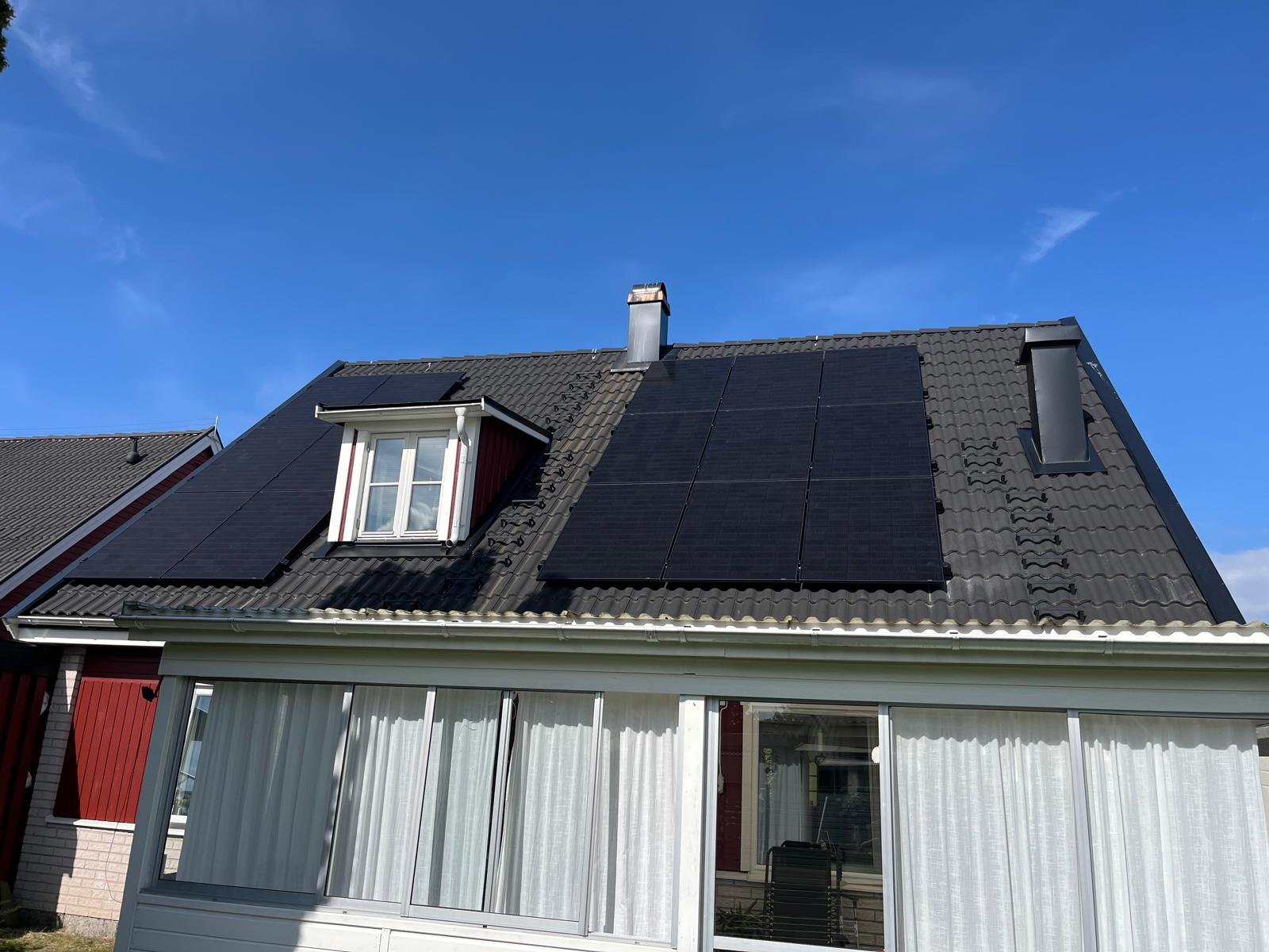 Solceller runt takkupa på villa på Hammarö