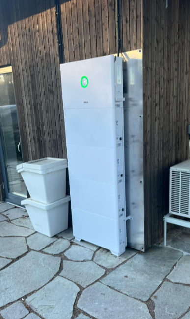 SAJ HS3 solcellsbatteri monterat på husfasad på Hammarö
