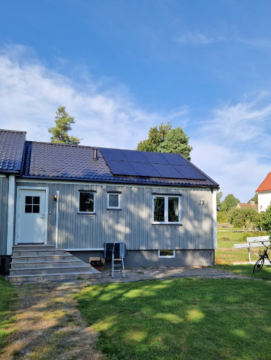 Samma grå villa på Hammarö med solceller på taket