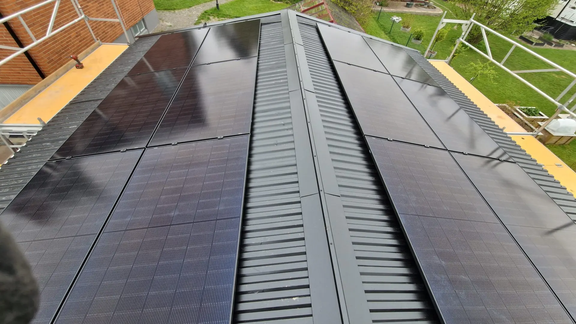 Solceller med batteri på nytt plåttak i Skoghall – Hammarö Solenergi