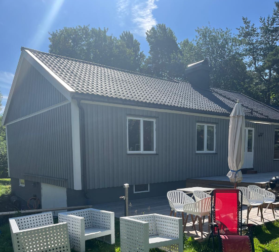 Altansidan på grått hus på Hammarö före solcellsinstallation
