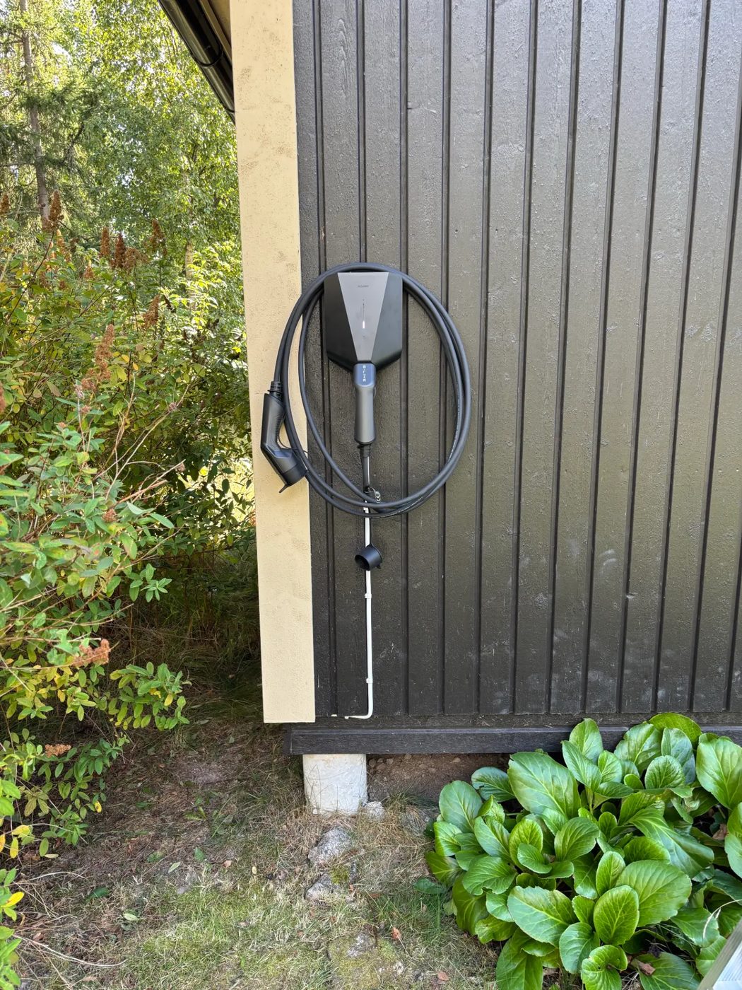 Laddbox installerad på landställe utanför Visnums-Kil i Kristinehamns kommun