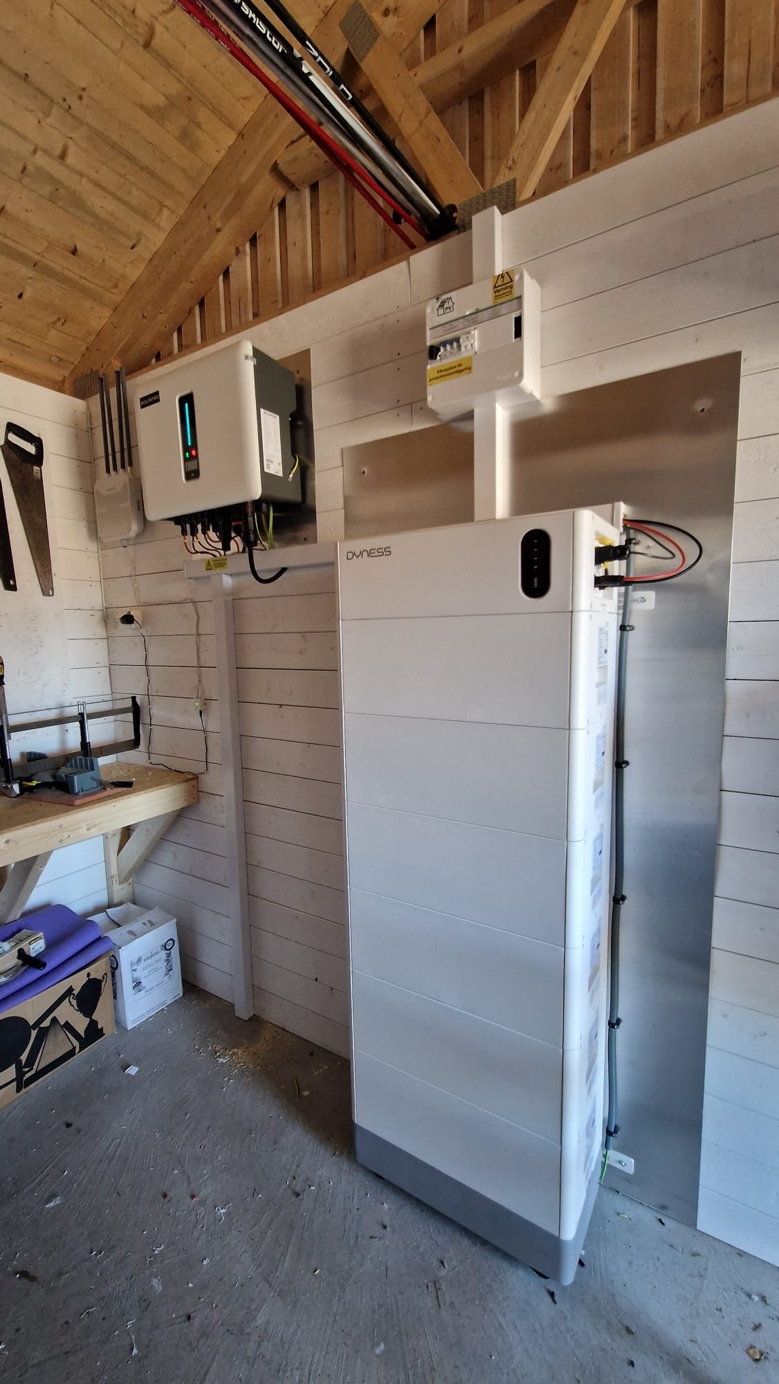 Dyness-batteri installerat i källarförråd