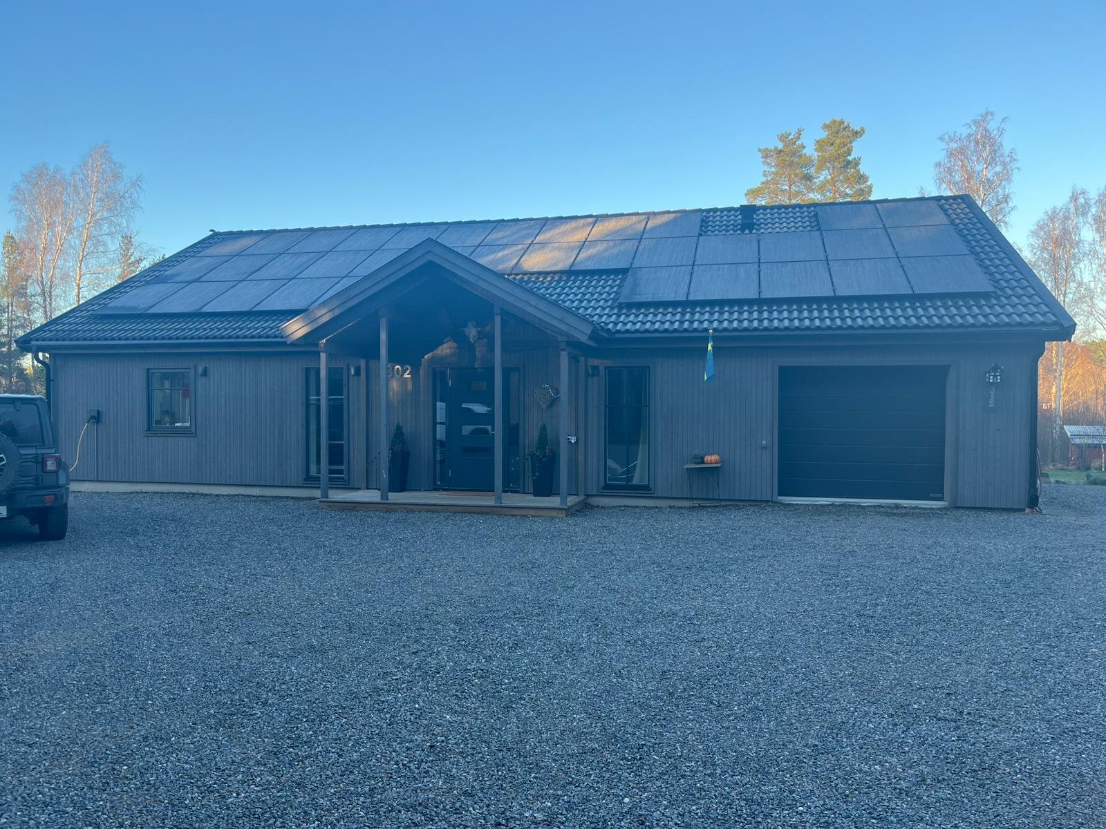 Solceller på villa med mörkt tak