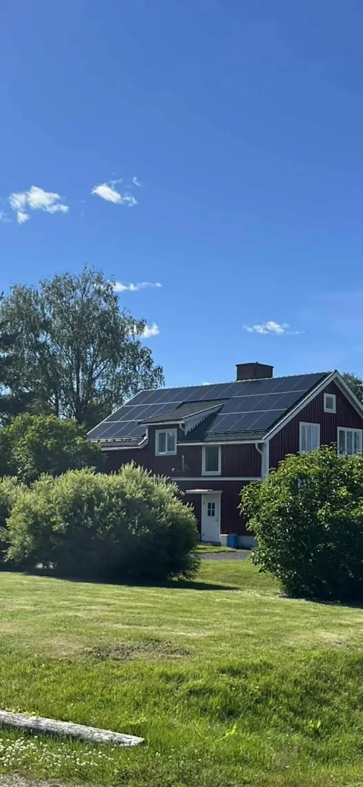 Solceller på villatak i Värmland