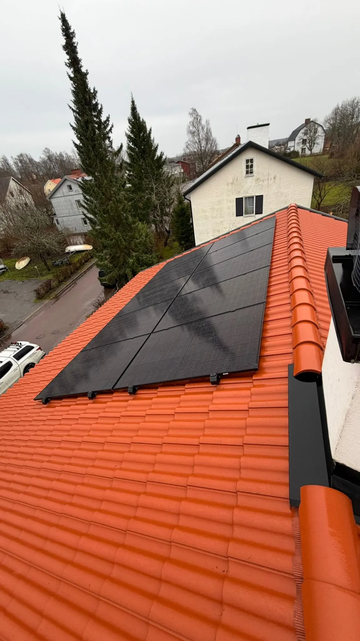 Solceller på villatak i Värmland